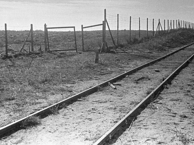 Vernichtungslager Treblinka in Polen am 1.8.1944. Eine Bahnschiene entlang eines Zaunes.