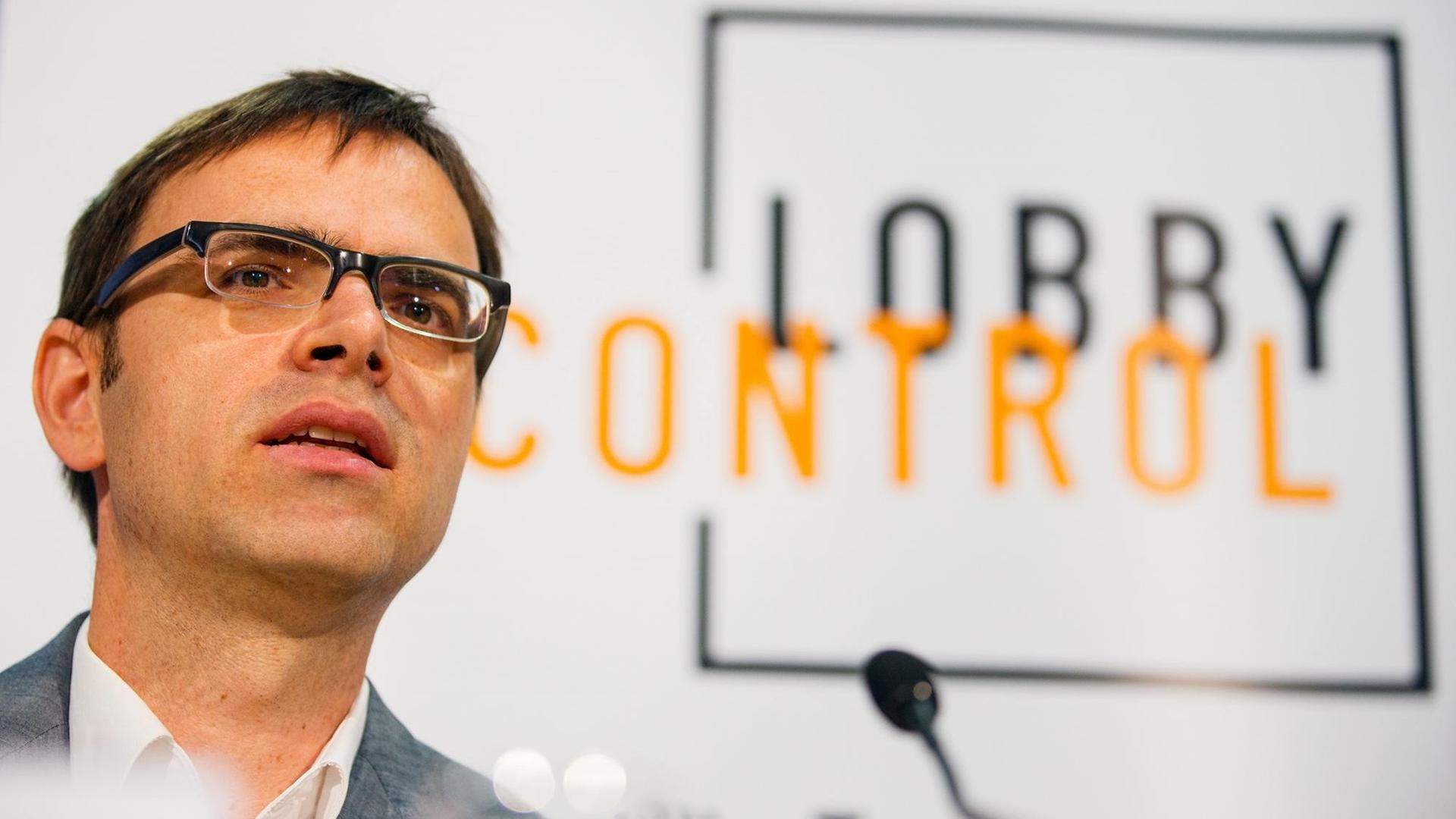 Ulrich Müller von der Organisation Lobbycontrol auf einer Pressekonferenz in Berlin Ulrich Müller von der Organisation Lobbycontrol auf einer Pressekonferenz in Berlin