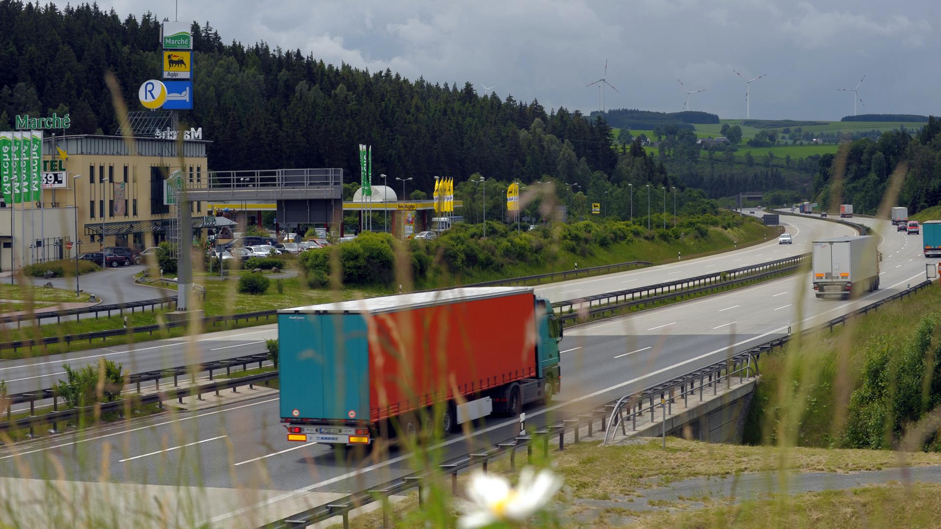 Autobahnraststätten liegen oft in idyllischer Landschaft an den Autobahnen. Autobahnraststätten liegen oft in idyllischer Landschaft an den Autobahnen.