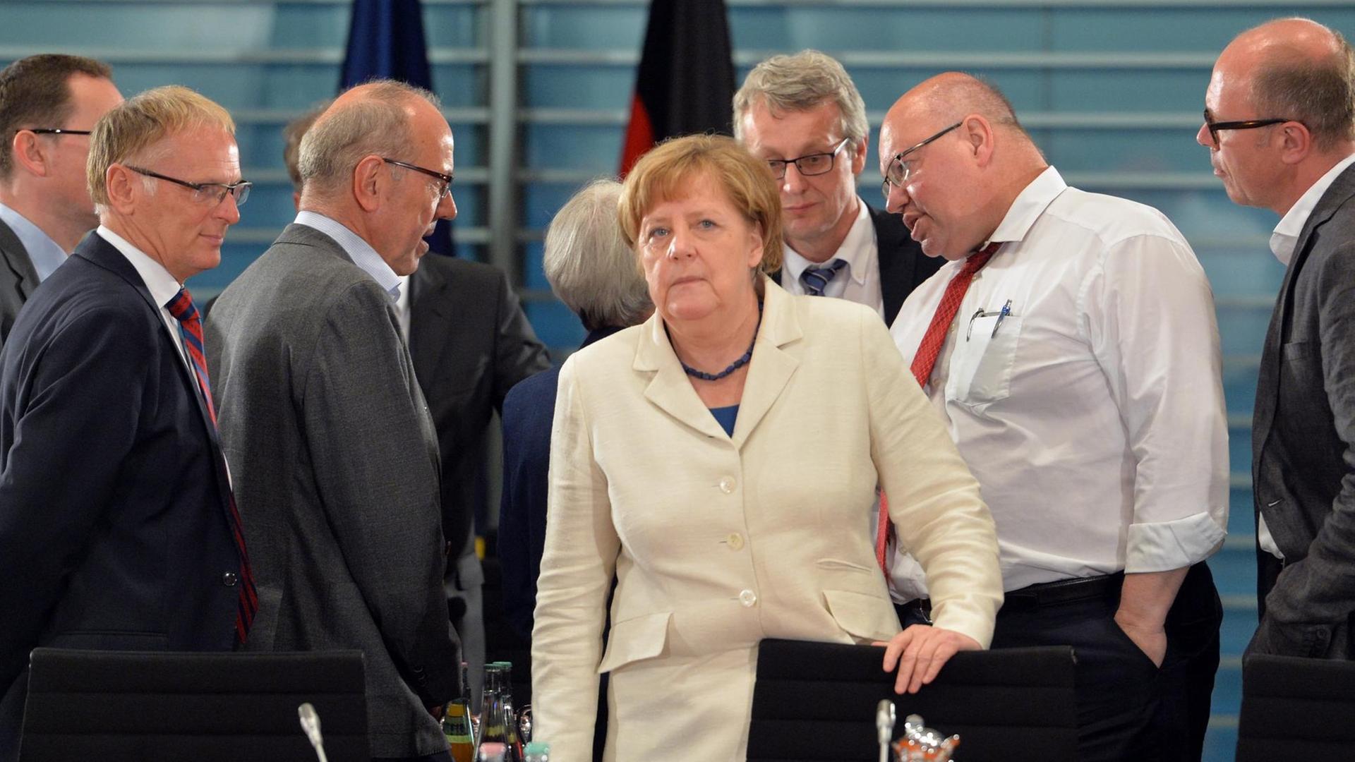 Bundeskanzlerin Angela Merkel (CDU) berät in Berlin im Kanzleramt mit den Ministerpräsidenten über die EEG-Reform. Bundeskanzlerin Angela Merkel (CDU) berät in Berlin im Kanzleramt mit den Ministerpräsidenten über die EEG-Reform.