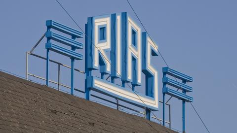 RIAS-Schild auf dem Deutschlandradio-Funkhaus in Berlin