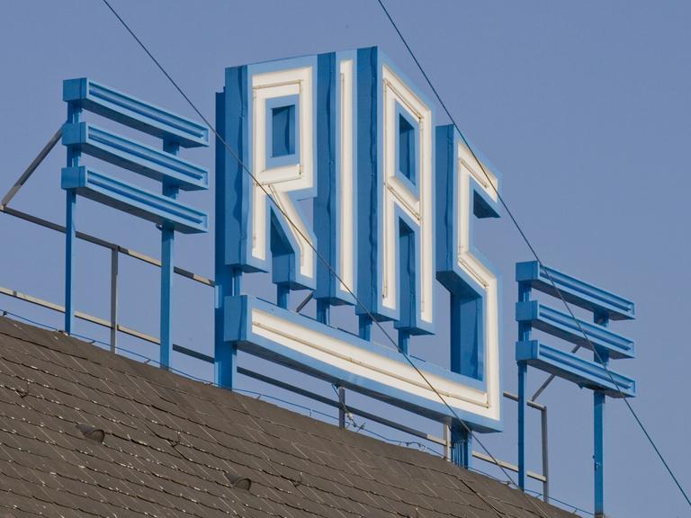 RIAS-Schild auf dem Deutschlandradio-Funkhaus in Berlin