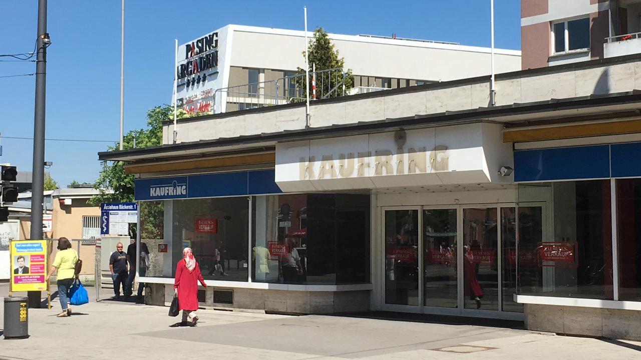 Ein leer stehendes Geschäft in der Innenstadt von München-Pasing. Im Hintergrund ist das Gebäude der "Pasing-Arkaden" zu erkennen. Ein leer stehendes Geschäft in der Innenstadt von München-Pasing. Im Hintergrund ist das Gebäude der "Pasing-Arkaden" zu erkennen.