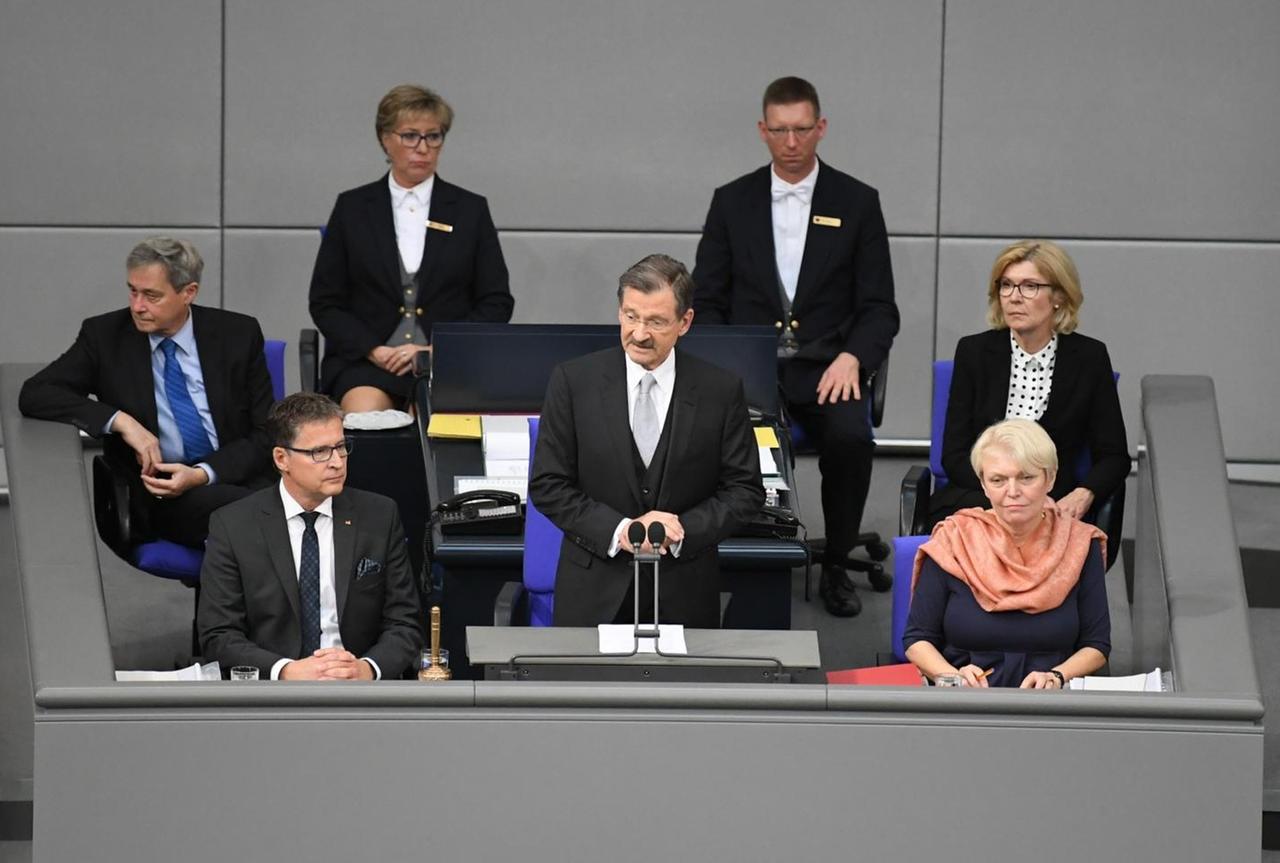 Der FDP-Abgeordnete Hermann Otto Solms leitet die konstituierenden Sitzung des 19. Deutschen Bundestages am 24.10.2017 im Plenarsaal im Reichstagsgebäude in Berlin.
