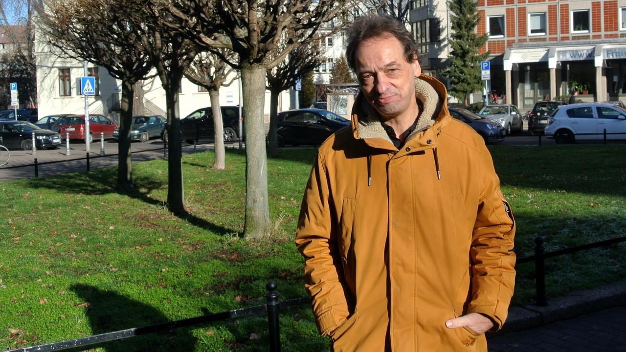 Porträt von Bertram Weisshaar vor einer Grünfläche in Leipzig. Porträt von Bertram Weisshaar vor einer Grünfläche in Leipzig.