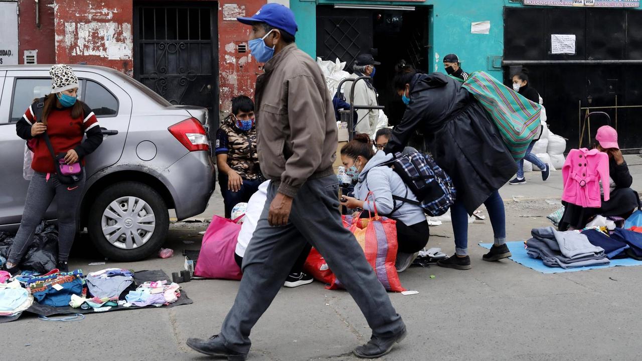 Straßenverkäufer in Lima mit Mundnasenschutzmasken während der Coronavirus-Pandemie Straßenverkäufer in Lima mit Mundnasenschutzmasken während der Coronavirus-Pandemie