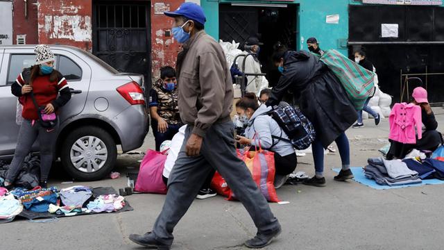 Straßenverkäufer in Lima mit Mundnasenschutzmasken während der Coronavirus-Pandemie