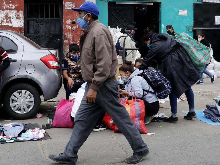 Straßenverkäufer in Lima mit Mundnasenschutzmasken während der Coronavirus-Pandemie