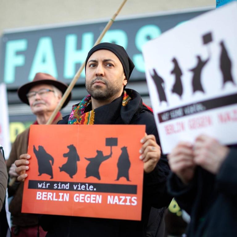 Mehrere hundert Menschen protestieren  im März 2019 an der Rudower Spinne gegen rechten Terror, Rassismus und Rechtspopulismus.