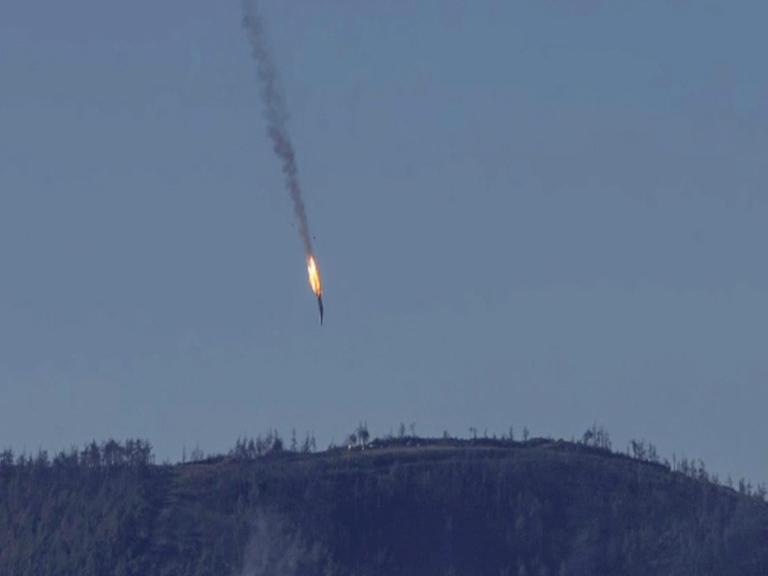 In einem Video des privaten türkischen TV-Senders Haberturk ist zu sehen, wie ein abgeschossenes Flugzeug einen Feuerball hinter sich herzieht und schließlich zu Boden stürzt.
