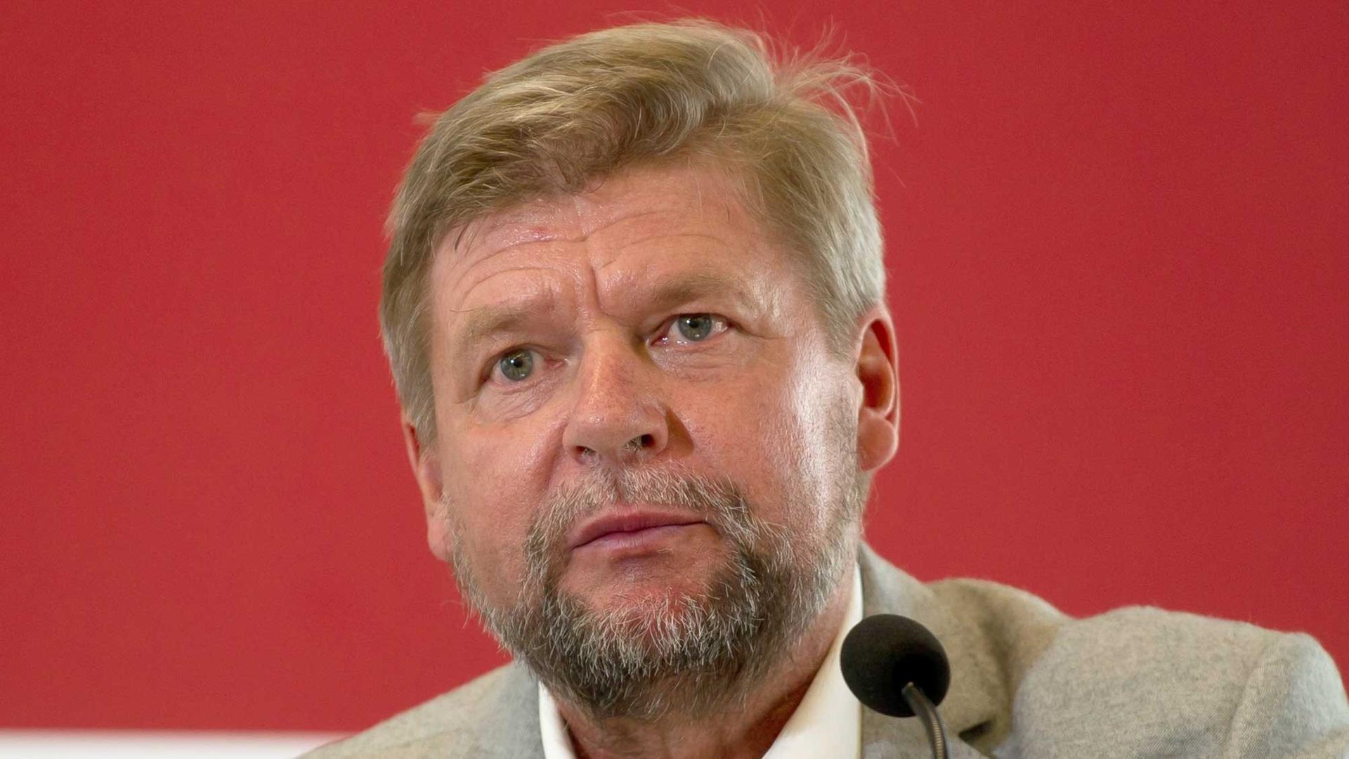 Klaus Schroeder von der Freien Universität Berlin nimmt in Berlin an der Pressekonferenz für ein Projekt zur Erforschung der Opfer der innerdeutschen Grenze teil. Klaus Schroeder von der Freien Universität Berlin nimmt in Berlin an der Pressekonferenz für ein Projekt zur Erforschung der Opfer der innerdeutschen Grenze teil.