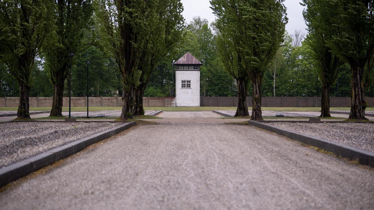 Ein Zaun und ein Wachturm sind an der Gedenkstätte des Konzentrationslagers Dachau zu sehen