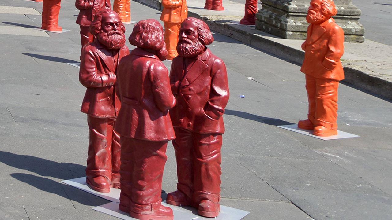Kleine Marx-Figuren in einer Installation von Ottmar Hörl in Trier Kleine Marx-Figuren in einer Installation von Ottmar Hörl in Trier
