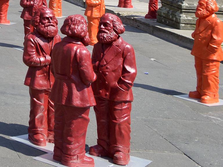 Kleine Marx-Figuren in einer Installation von Ottmar Hörl in Trier