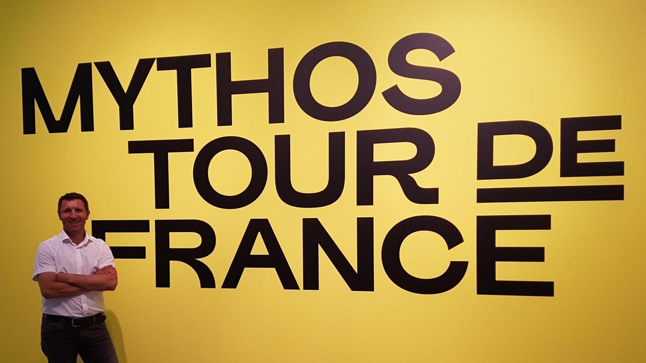 Der ehemalige Radsportler Sven Teutenberg führt durch die Ausstellung "Mythos Tour de France" im NRW-Forum in Düsseldorf. Bild: Vivien Leue. Der ehemalige Radsportler Sven Teutenberg führt durch die Ausstellung "Mythos Tour de France" im NRW-Forum in Düsseldorf. Bild: Vivien Leue.