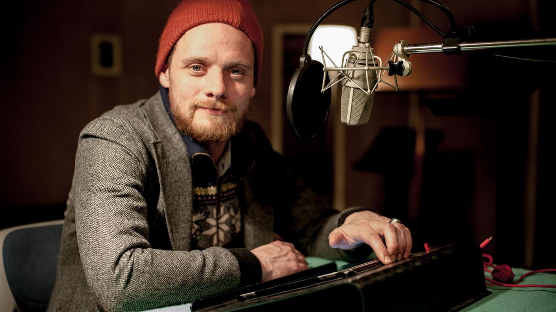 Stefan Konarske in der Rolle des Erzählers Stefan Konarske in der Rolle des Erzählers
