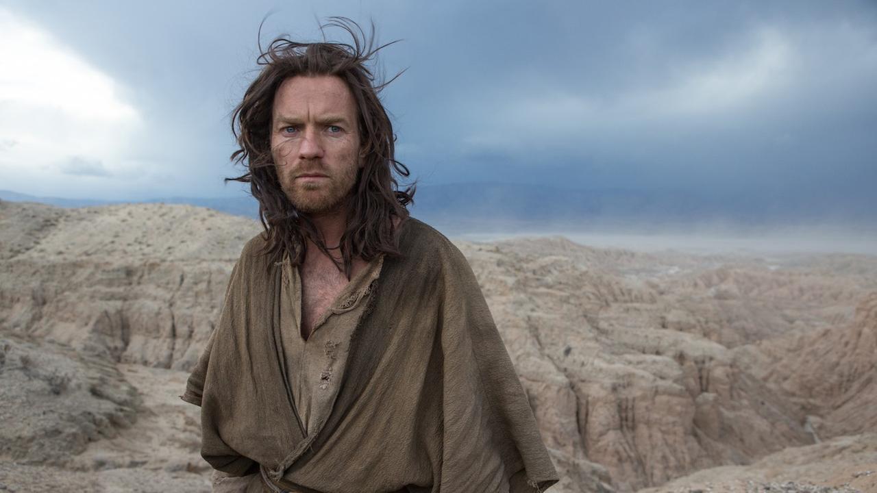 Jesus, gespielt von Ewan McGregor, geht für 40 Tage in die Wüste, um fastend und betend nach Erleuchtung zu suchen.