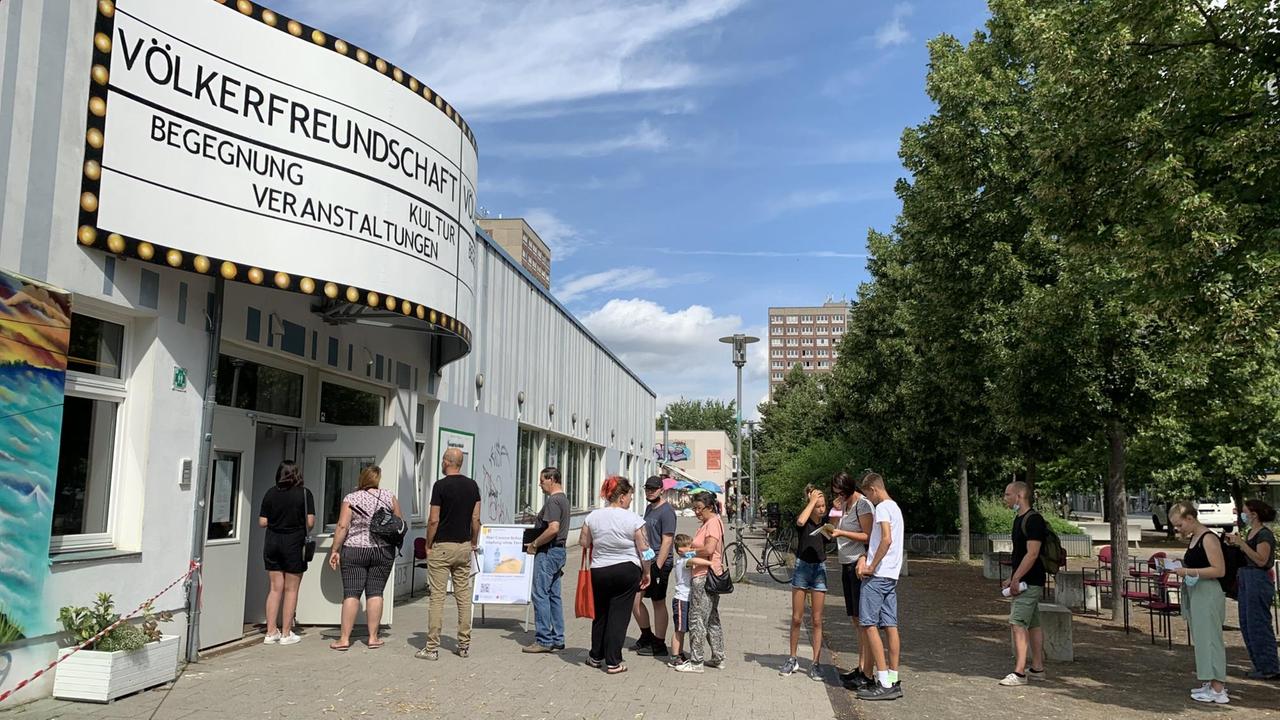 Menschen stehen in Leipzig vor einem Gebäude Schlange und warten auf ihre Coronaimpfung. Menschen stehen in Leipzig vor einem Gebäude Schlange und warten auf ihre Coronaimpfung.
