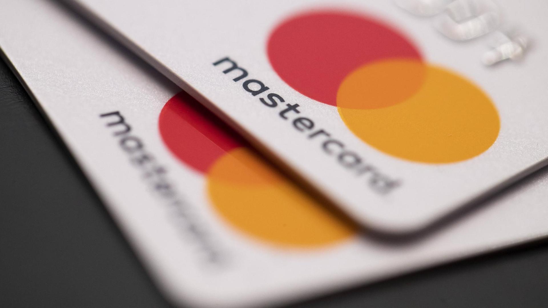 Zwei Kreditkarten von Mastercard Zwei Kreditkarten von Mastercard