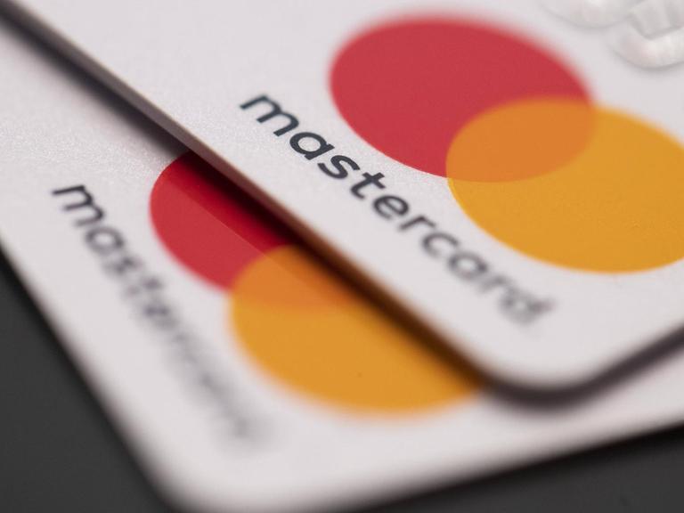 Zwei Kreditkarten von Mastercard