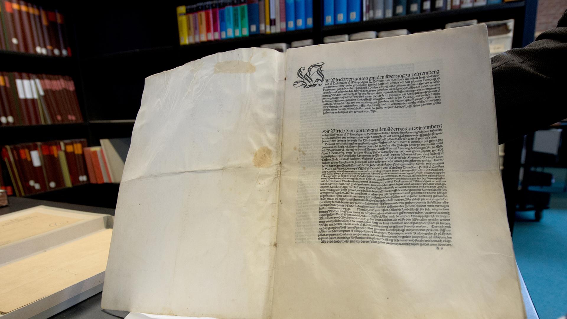 Der Tübinger Vertrag aus dem Jahre 1514 wird am 13.02.2014 im Hauptstaatsarchiv in Stuttgart (Baden-Württemberg) in die Kamera gehalten. Der Tübinger Vertrag aus dem Jahre 1514 wird am 13.02.2014 im Hauptstaatsarchiv in Stuttgart (Baden-Württemberg) in die Kamera gehalten.