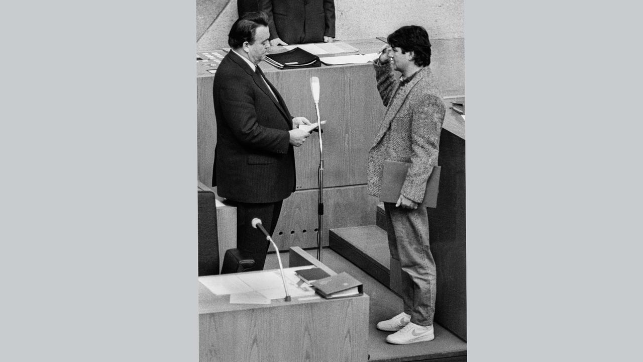 Die Vereidigung zum Umweltminister am 12.12.1985 im Hessischen Landtag machte Joschka Fischer (r) in Deutschland bekannt.
Die Vereidigung zum Umweltminister am 12.12.1985 im Hessischen Landtag machte Joschka Fischer (r) in Deutschland bekannt.