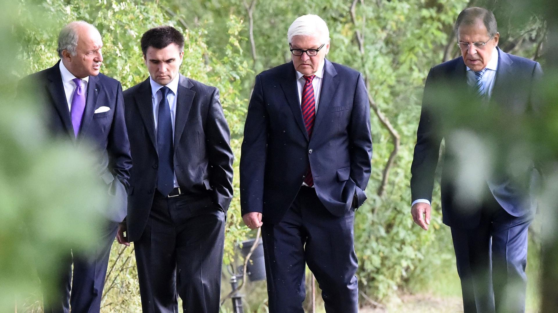Sonntagsspaziergang der Außenminister zum Ukraine-Konflikt (v.l.n.r.): Laurent Fabius, Pawel Klimkin, Frank-Walter Steinmeier, Sergej Lawrow Sonntagsspaziergang der Außenminister zum Ukraine-Konflikt (v.l.n.r.): Laurent Fabius, Pawel Klimkin, Frank-Walter Steinmeier, Sergej Lawrow