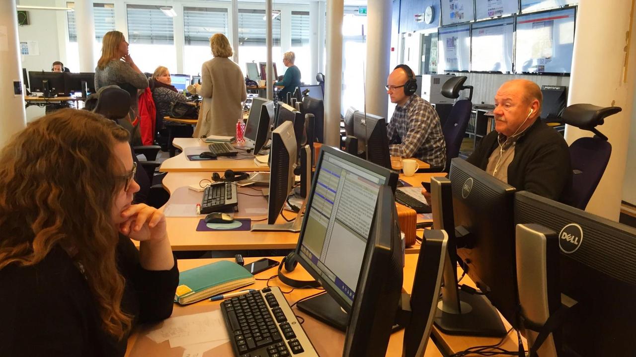 NorwegischeJournalisten sitzen in einem Großraum-Büro vor ihren Computern NorwegischeJournalisten sitzen in einem Großraum-Büro vor ihren Computern