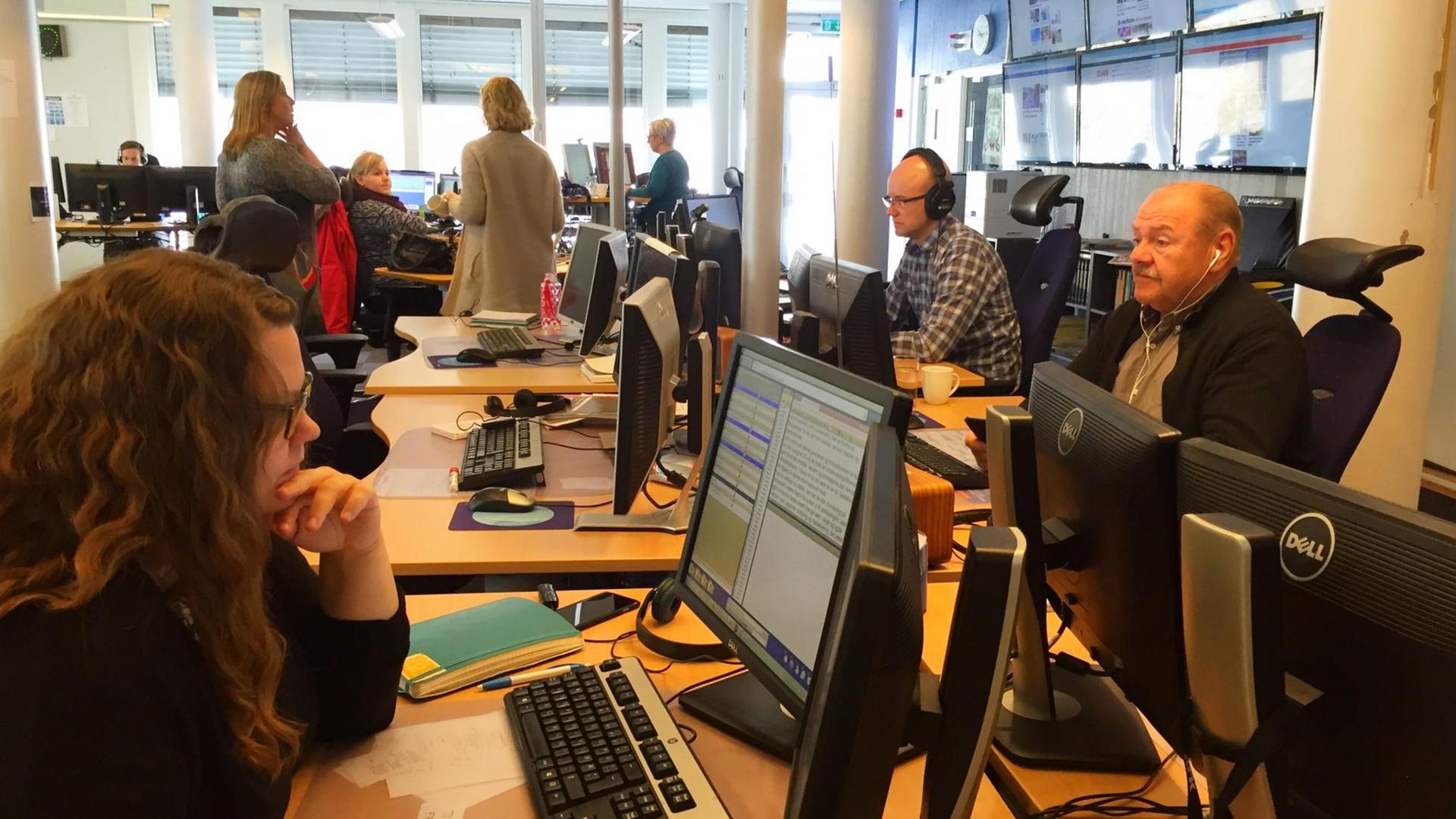 NorwegischeJournalisten sitzen in einem Großraum-Büro vor ihren Computern NorwegischeJournalisten sitzen in einem Großraum-Büro vor ihren Computern