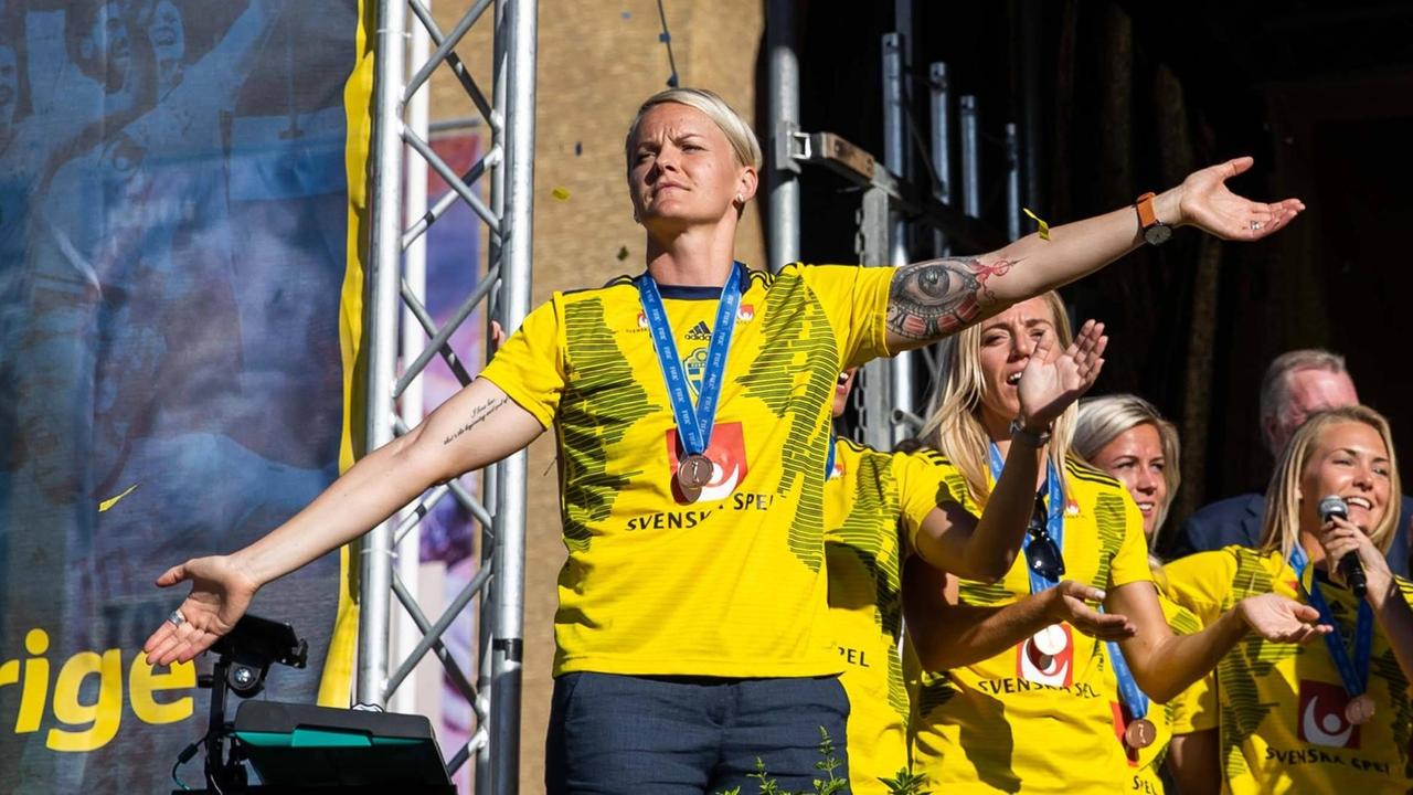 Nilla Fischer bei den Bronzefeiern der schwedischen Frauen-Nationalmannschaft, Nationalteam nach der FIFA Frauen-Weltmeisterschaft am 8. Juli 2019 in Göteborg. Nilla Fischer bei den Bronzefeiern der schwedischen Frauen-Nationalmannschaft, Nationalteam nach der FIFA Frauen-Weltmeisterschaft am 8. Juli 2019 in Göteborg.