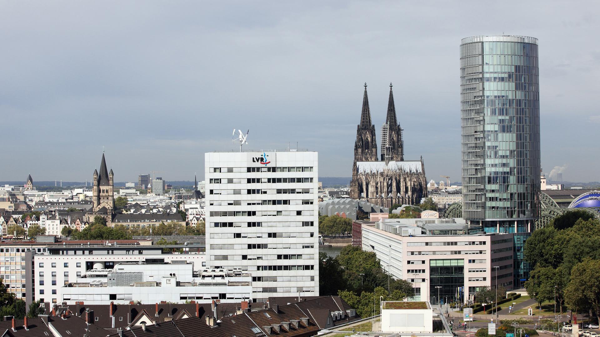 Der Landschaftsverband Rheinland (LVR) betreibt auf dem Dach des LVR-Hochhauses in Köln-Deutz in Sichtweite des Kölner Doms eine Klein-Windkraftanlage in über 50 Meter Höhe. Es hat bei Windstärke 6 eine Leistung von 5 kW. Der Landschaftsverband Rheinland (LVR) betreibt auf dem Dach des LVR-Hochhauses in Köln-Deutz in Sichtweite des Kölner Doms eine Klein-Windkraftanlage in über 50 Meter Höhe. Es hat bei Windstärke 6 eine Leistung von 5 kW.