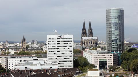 Der Landschaftsverband Rheinland (LVR) betreibt auf dem Dach des LVR-Hochhauses in Köln-Deutz in Sichtweite des Kölner Doms eine Klein-Windkraftanlage in über 50 Meter Höhe. Es hat bei Windstärke 6 eine Leistung von 5 kW.