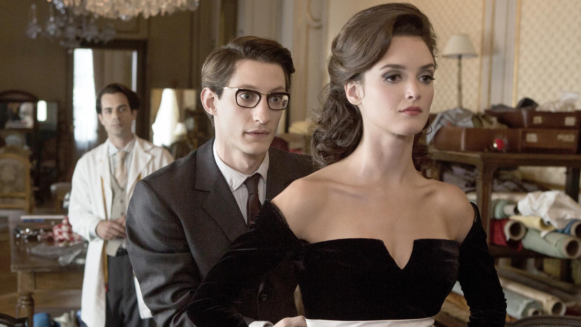 Pierre Niney als Yves Saint Laurent mit Charlotte Le Bon als seine Muse Victoire Doutreleau Pierre Niney als Yves Saint Laurent mit Charlotte Le Bon als seine Muse Victoire Doutreleau