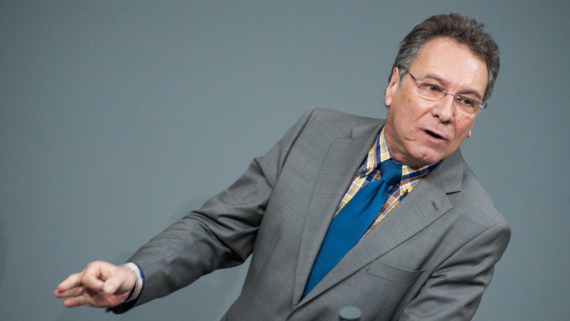Der Linken-Politiker Klaus Ernst spricht im Bundestag. Der Linken-Politiker Klaus Ernst spricht im Bundestag.