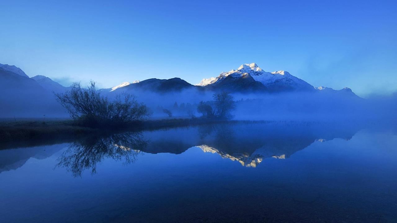 Morgenstimmung mit Nebel über dem Silsersee, hinten Piz da la Margna Morgenstimmung mit Nebel über dem Silsersee, hinten Piz da la Margna