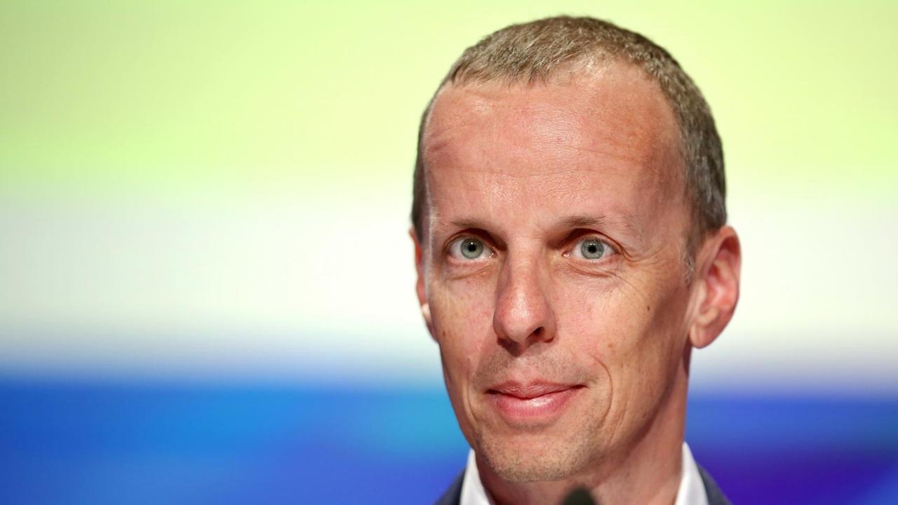 Martin Bialecki (dpa) sitzt am 06.05.2014 in einer Diskussionsrunde über den Umgang mit wichtigen Nachrichten während des Medientreffpunkts Mitteldeutschland in der Media-City in Leipzig (Sachsen). Unter dem Titel "Relevanz - Was ist wichtig?" treffen sich Medienmacher vom 5. bis zum 7. Mai in Leipzig. Rund 1200 Medienleute und Experten aus Politik und Wirtschaft diskutieren unter anderem über Digitalisierung, soziale Medien, neue Übertragungsstandards. Foto: Martin Bialecki (dpa) sitzt am 06.05.2014 in einer Diskussionsrunde über den Umgang mit wichtigen Nachrichten während des Medientreffpunkts Mitteldeutschland in der Media-City in Leipzig (Sachsen). Unter dem Titel "Relevanz - Was ist wichtig?" treffen sich Medienmacher vom 5. bis zum 7. Mai in Leipzig. Rund 1200 Medienleute und Experten aus Politik und Wirtschaft diskutieren unter anderem über Digitalisierung, soziale Medien, neue Übertragungsstandards. Foto: