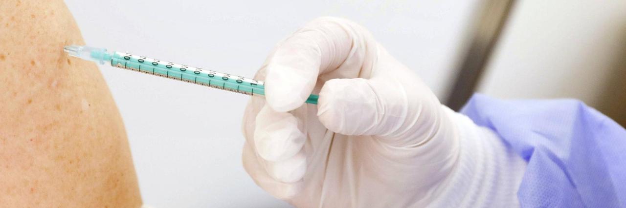 Impfzentrum Schönefeld, 15.02.2021: Impfung mit Covid19 Biontech-Pfizer-Impfstoff im Impfzentrums im Terminal 5 des BER Flughafens Schönefeld Brandenburg Deutschland Impfzentrum Schönefeld, 15.02.2021: Impfung mit Covid19 Biontech-Pfizer-Impfstoff im Impfzentrums im Terminal 5 des BER Flughafens Schönefeld Brandenburg Deutschland