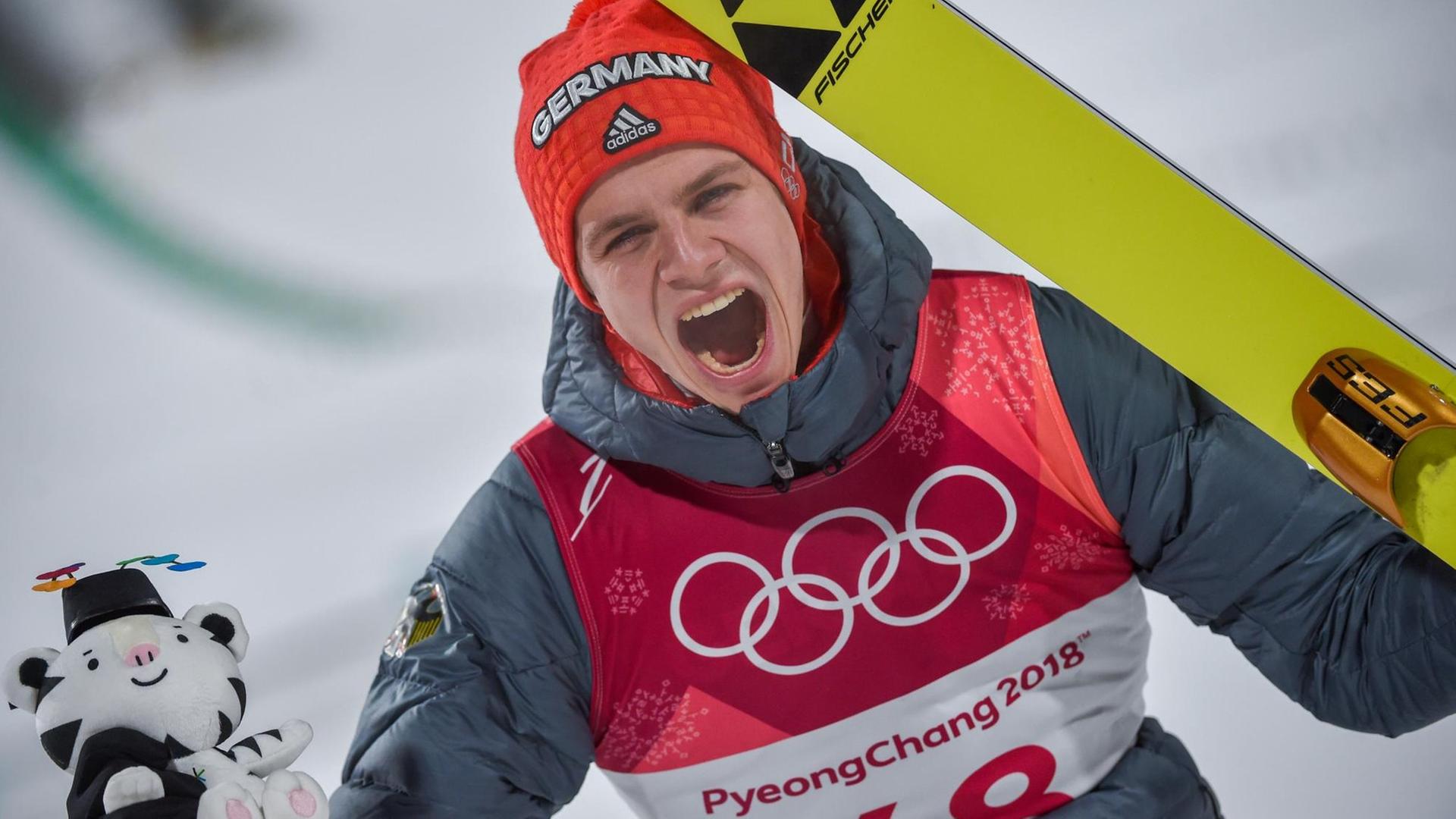 Andreas Wellinger aus Deutschland jubelt nach dem Gewinn der Goldmedaille. Andreas Wellinger aus Deutschland jubelt nach dem Gewinn der Goldmedaille.
