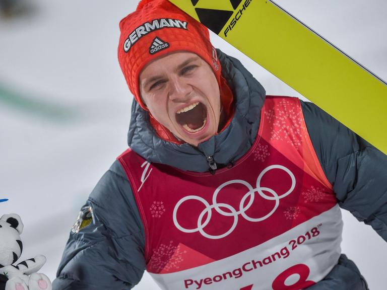 Andreas Wellinger aus Deutschland jubelt nach dem Gewinn der Goldmedaille.