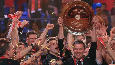 Deutschlands Handballer um Trainer Dagur Sigurdsson feiern den Sieg bei der Europameisterschaft in Polen.