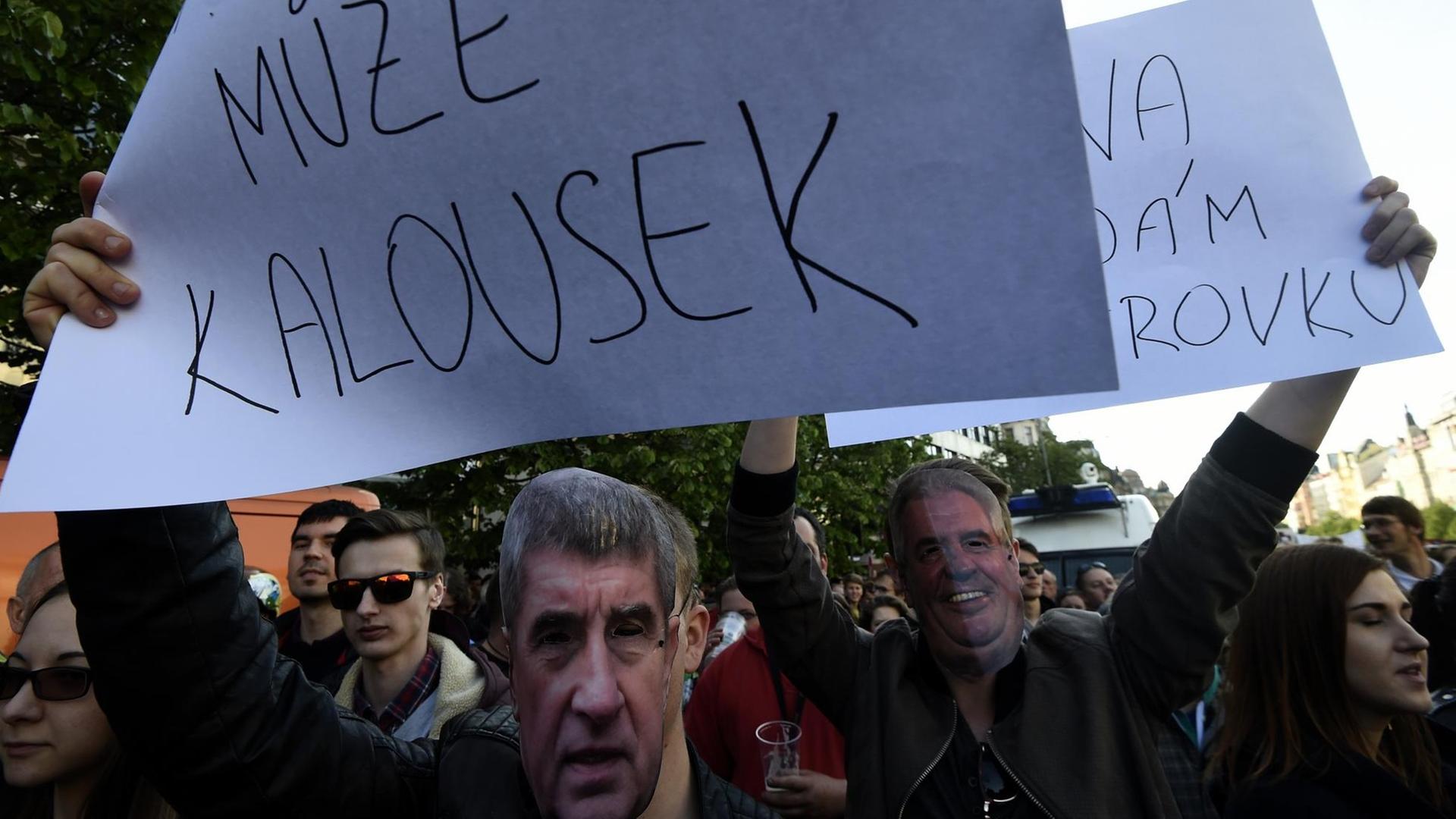 Demonstranten tragen Masken des tschechieschen Finanzministers Andrej Babis und von Präsident Milos Zeman während einer Demonstration am 10. Mai 2017 am Wenzelsplatz in Prag. Demonstranten tragen Masken des tschechieschen Finanzministers Andrej Babis und von Präsident Milos Zeman während einer Demonstration am 10. Mai 2017 am Wenzelsplatz in Prag.