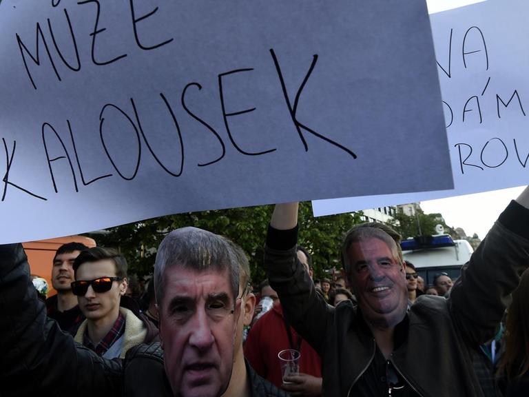 Demonstranten tragen Masken des tschechieschen Finanzministers Andrej Babis und von Präsident Milos Zeman während einer Demonstration am 10. Mai 2017 am Wenzelsplatz in Prag.