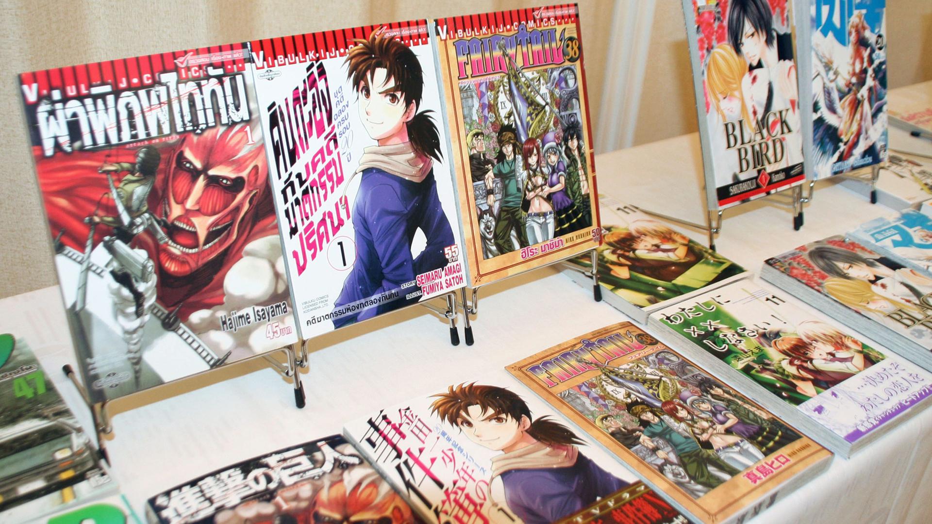 Verschiedene Ausgaben japanischer Mangas werden hier in einem thailändischen Laden angeboten. Die Comics sind nicht nur in Asien, sondern auch in Deutschland Kult. Verschiedene Ausgaben japanischer Mangas werden hier in einem thailändischen Laden angeboten. Die Comics sind nicht nur in Asien, sondern auch in Deutschland Kult.