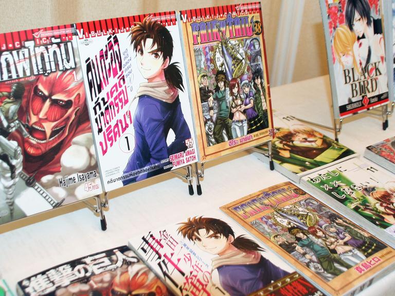 Verschiedene Ausgaben japanischer Mangas werden hier in einem thailändischen Laden angeboten. Die Comics sind nicht nur in Asien, sondern auch in Deutschland Kult.