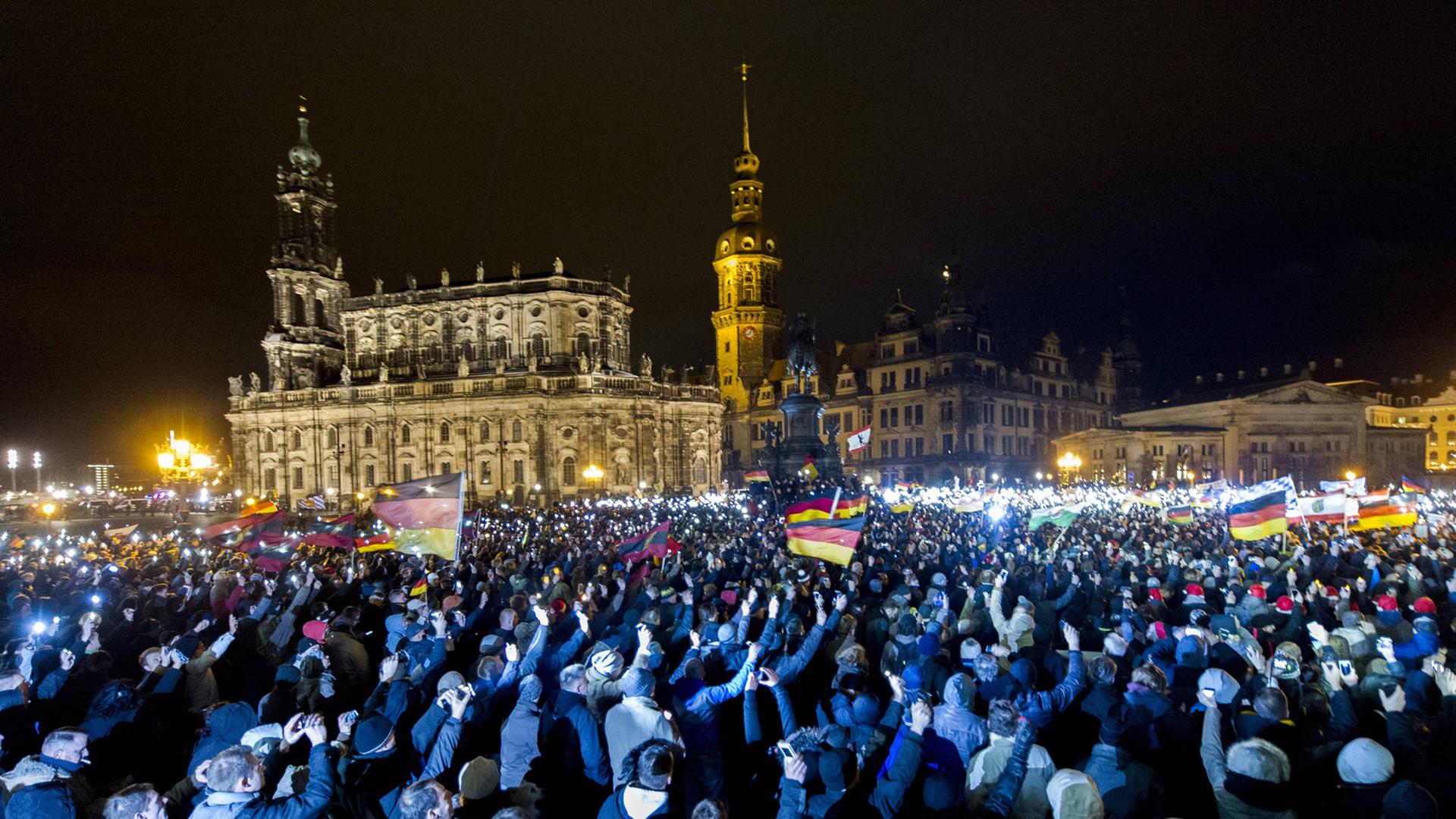 Teilnehmer einer Demonstration des Bündnisses Patriotischer Europaeer gegen Islamisierung des Abendlandes (Pegida) sind am Montagabend, den 22.12.2014 auf dem Theaterplatz in Dresden versammelt. Teilnehmer einer Demonstration des Bündnisses Patriotischer Europaeer gegen Islamisierung des Abendlandes (Pegida) sind am Montagabend, den 22.12.2014 auf dem Theaterplatz in Dresden versammelt.