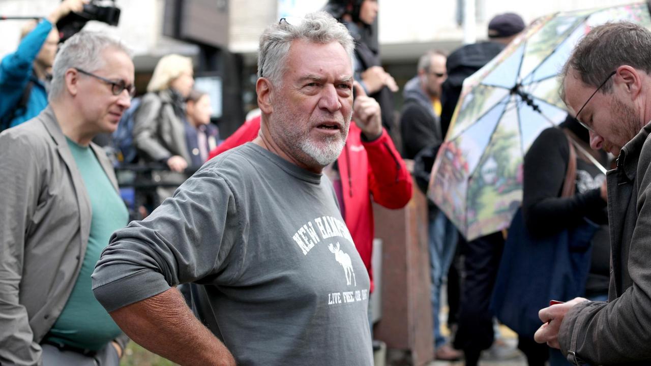 Der russische Musikkritiker Artemy Troitsky bei einer Kundgebung in Moskau, August 2019. Der russische Musikkritiker Artemy Troitsky bei einer Kundgebung in Moskau, August 2019.