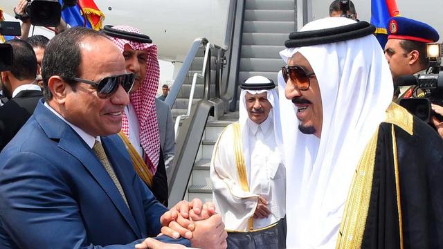 Der ägyptische Präsident Abdel Fattah al-Sisi (L) verabschiedet den saudischen König Salman bin Abdulaziz (R) nach seinem Besuch in Kairo.
