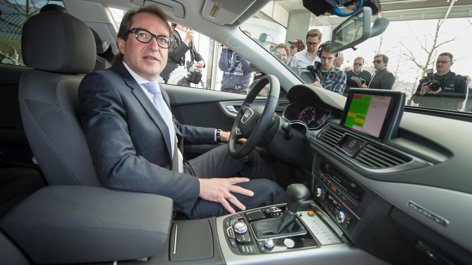 Alexander Dobrindt in einem pilotiert fahrenden Audi A7 Alexander Dobrindt in einem pilotiert fahrenden Audi A7