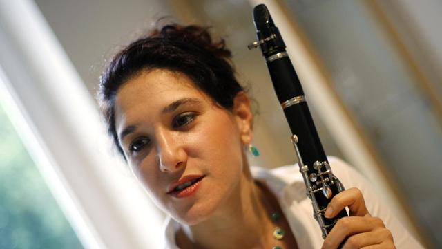 Die Klarinettenvirtuosin Sharon Kam hält in Hannover während eines Interviews ihre Klarinette im Arm.