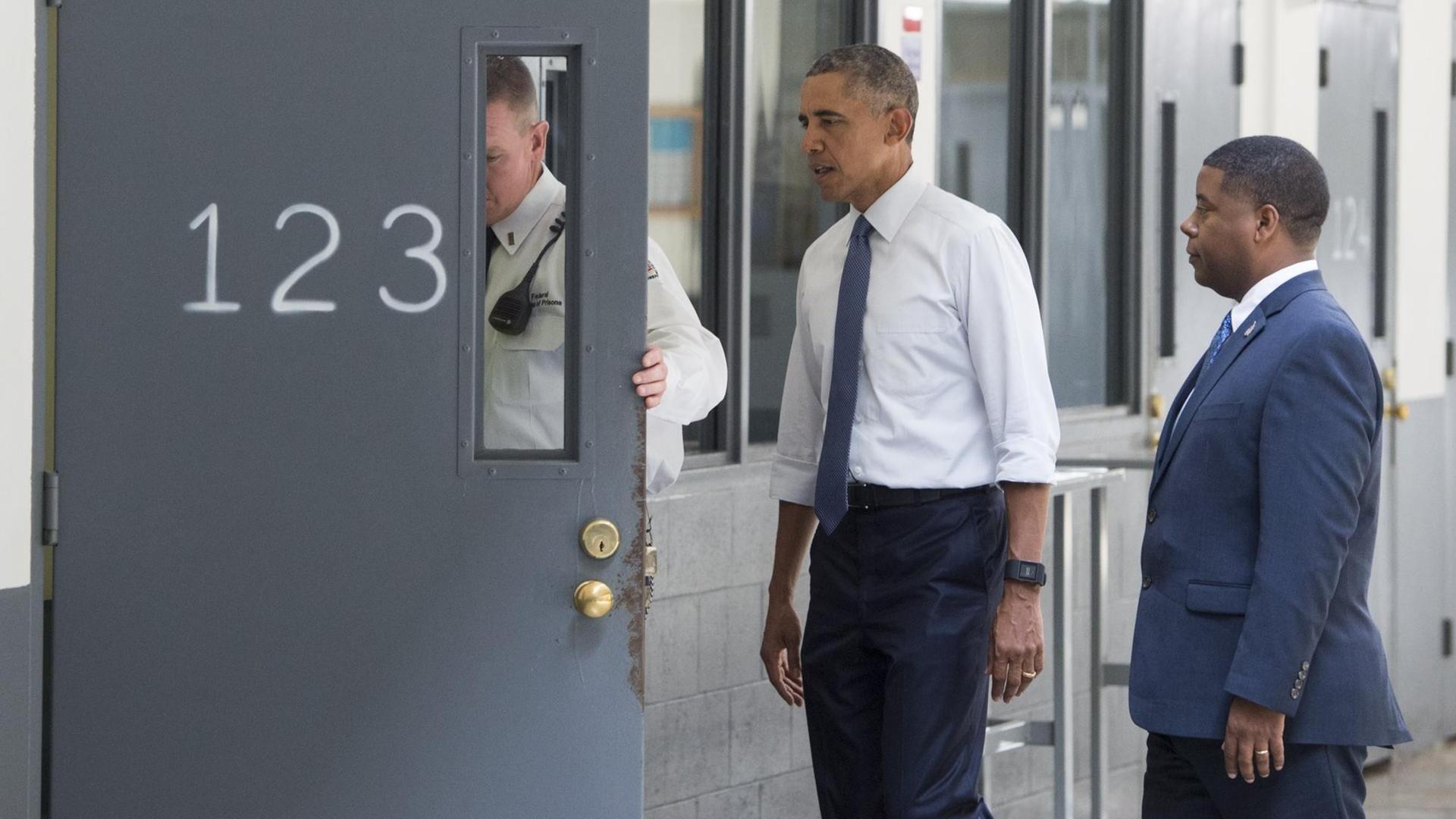 US-Präsident Barack Obama schaut sich im Gefängnis von El Reno in Oklahoma die Zelle mit der Nummer 123 an. US-Präsident Barack Obama schaut sich im Gefängnis von El Reno in Oklahoma die Zelle mit der Nummer 123 an.